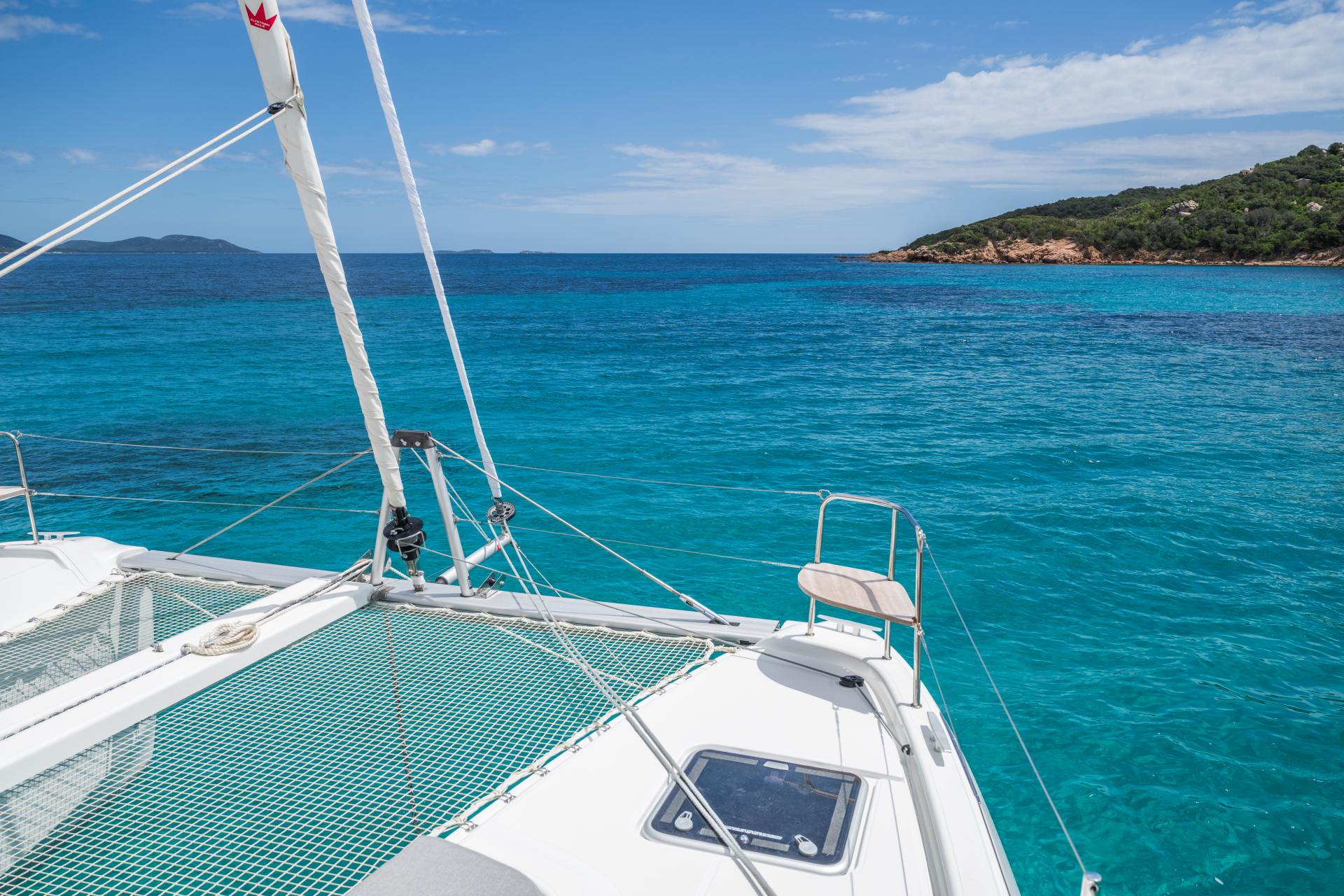 Catamaran SOGNUDIMARE Lagoon 38 - Vue depuis l'étrave sur eaux turquoise
