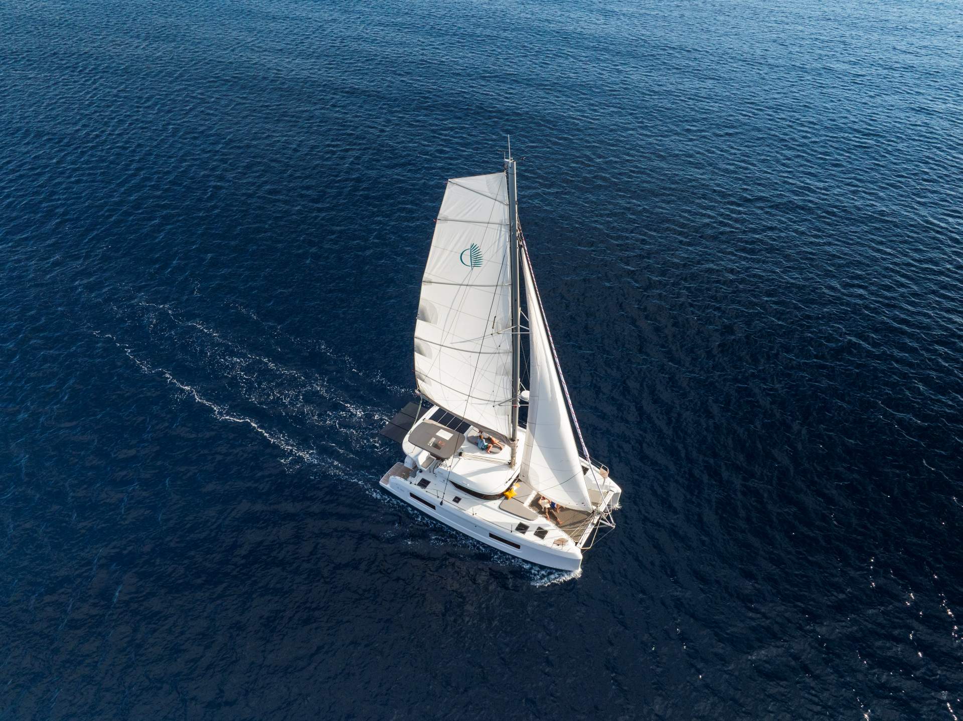 Catamaran SOGNUDIMARE Lagoon 38 en navigation - Vue drone