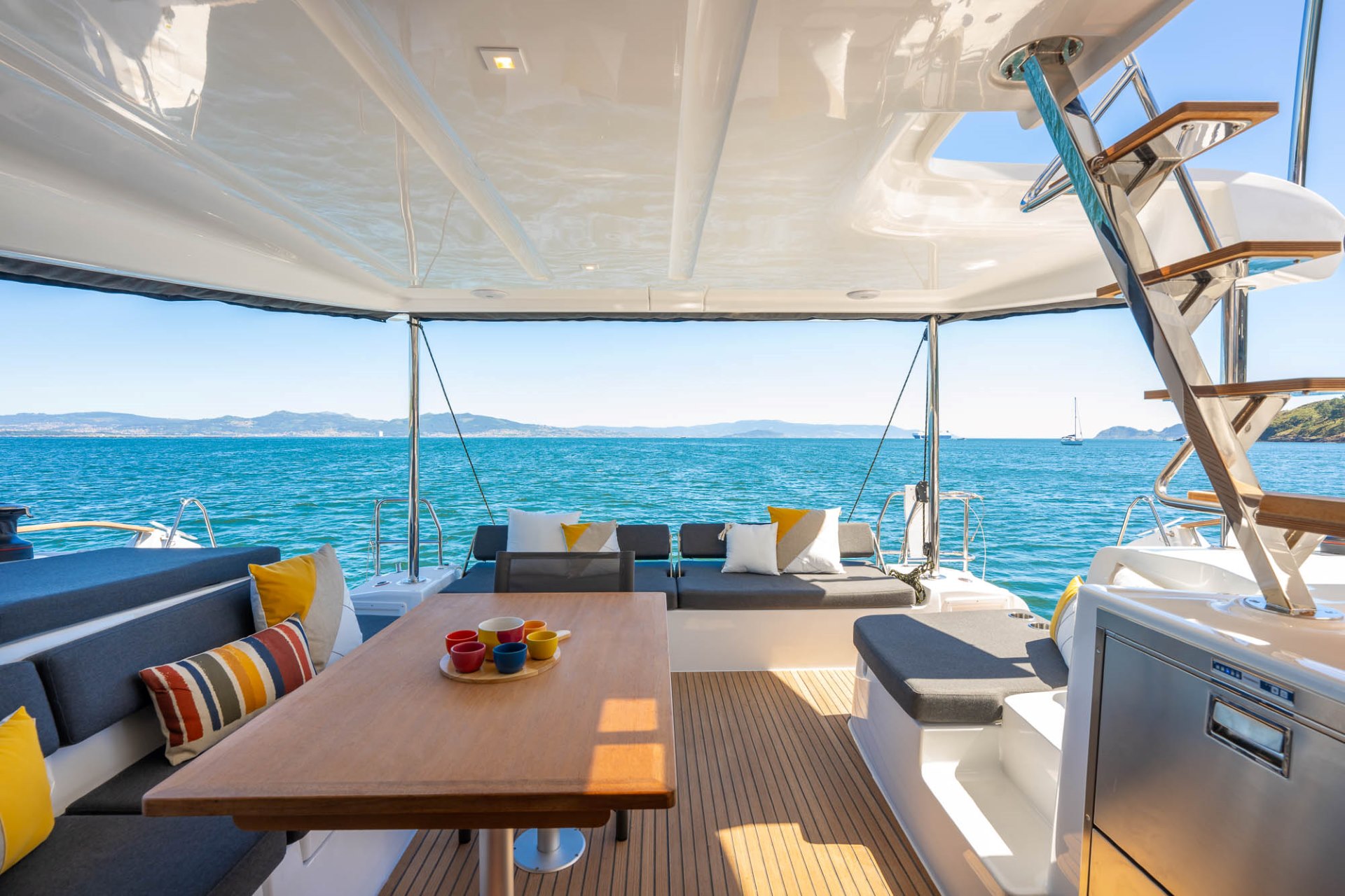 Catamaran SOGNUDIMARE Lagoon 43 - Cockpit arrière avec table à manger